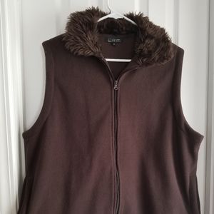 4/25 vest with faux fur around collar